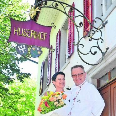 Menschlichkeit als Wirte-Konzept - 25 Jahre haben sie in ihrem «Huserhof» empfangen. Nun brechen für Christina und Markus Werder neue Zeiten an. Bild: Thomas Stöckli