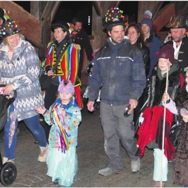 Der Fasnachtsgeist ist entfesselt - Klein und Gross zieht nach dem grossen Knall in aller Herrgottsfrühe lärmend über die Holzbrücke – die Bremgarter Fasnacht hat begonnen. Bilder: Stefan Treier