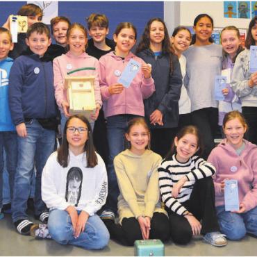 Fast wie in einer richtigen Firma - Das Firmenprojekt erfüllt die Klasse mit viel Stolz. Bilder: Roger Wetli