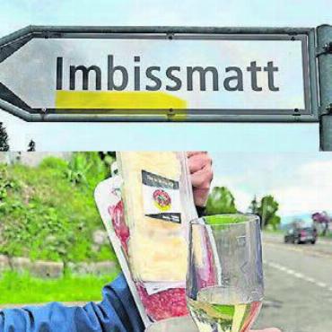 Quartierschild sorgt für Lacher - Haben sich einen Spass aus dem Fehler gemacht und gönnten sich einen Imbiss in der Imbissmatt. Bilder: zg