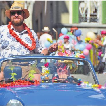 Bilder, Menschen, Emotionen - 28. Juni: Das Reussfoodfestival und der Schlagerwahnsinn lockten Tausende nach Bremgarten. Die Sommerhitze konnte die Rallye-Teilnehmenden nicht aufhalten. Bunt, fröhlich und voller Hingabe ging es im Schlageroutfit die Bremgarter Altstadt hinunter.