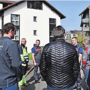In das Handwerk eingeführt - Informationen an die angereisten Kommandanten sowie Gemeinderat Franz Odermatt, Jonen, abzugeben, gehört zu den Aufgaben von Kurskommandant David Trottmann, Dritter von rechts.