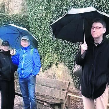 «Wandern und politisieren» - Regierungsrat Dieter Egli trotzt dem Wetter beim Informationsaustausch mit der Bevölkerung in der Altstadt von Bremgarten. Bild: aha