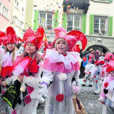 Tausende in den Gassen - Am Umzug beteiligen sich auch Hunderte Schulkinder. Bild: Archiv