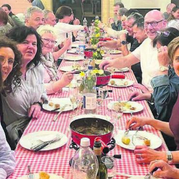 Ein unvergesslicher Tag - Abends genossen die Mitglieder des Skiclubs einen gemütlichen Fondueplausch mit verschiedenen Fonduearten in heiterer Runde. Zuvor ging es actionreich zu und her. Bild: zg