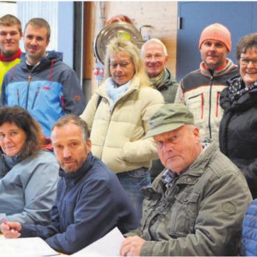 Gewinn mit weniger Bürokratie - An der langen Tafel nahmen Platz zum Unterschreiben: von links Fabian Dietiker, Leiter Abteilung Wald im Kanton Aargau, Marcel Riesen, Gemeindeammann, und Andrea Bolliger, Gemeindeschreiberin, Bünzen, Mario Räber, Gemeindeammann, und Daniela Musil, Gemeindeschreiberin, Besenbüren, Hans-Peter Budmiger, Gemeindepräsident, Muri, Michael Weber, Gemeindeammann, und Roger Rehmann, Gemeindeschreiber, Boswil, Alex Arnet, Leiter Staatswald. Gemeindeschreiberin Jacqueline Stöcklin, stehend hinter Hans-Peter Budmiger, wartet noch auf ihren Unterschriftenplatz.