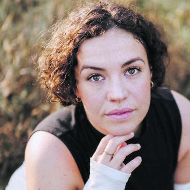 Die vielseitige Strahlefrau - Julia Frischknecht ist Politikerin und Kulturliebhaberin – und als Klassische Sängerin möchte sie eine erfolgreiche Karriere auf die Bühnen zaubern.