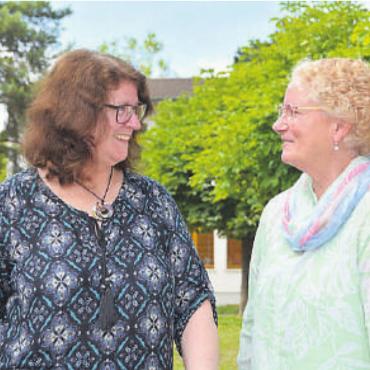 Fast wie «Adieu Heimat» - Yvonne Cherkaoui (links) und Katja von Burg stehen vor ihrer Pension. Bild: sab