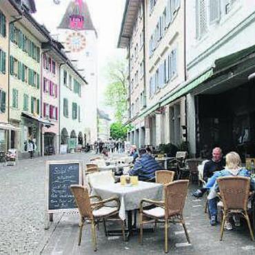 Wo bleibt das neue Gastro-Reglement? - Tische in den Altstadtgassen sucht man momentan noch vergebens. Bild: Archiv