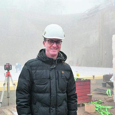 Eindrücklich tiefe Baugrube - Bauleiter Thomas Frick ist von den Massen der Baustelle beeindruckt. Bild: rwi