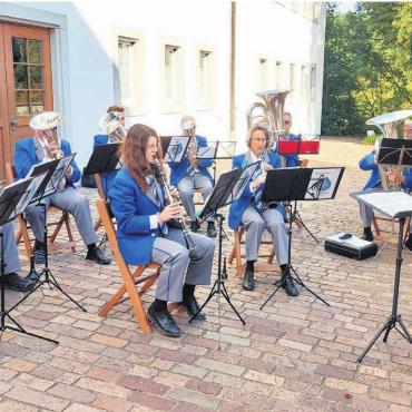 Musik liegt in der Luft - Unter ihrem neuen Dirigenten Sebastian Smolyn präsentiert die Musikgesellschaft Hermetschwil-Staffeln einen ansprechenden Musikmix für viele Geschmäcker. Bild: zg