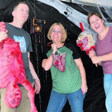 Mit Schrecken erfreuen - Die Vorfreude auf den heutigen Abend ist gross bei Steven und Manuela (Mitte) Heusser sowie Angelina Armati, einer der vielen treuen Helferinnen und Helfer. Bild: Sabrina Salm