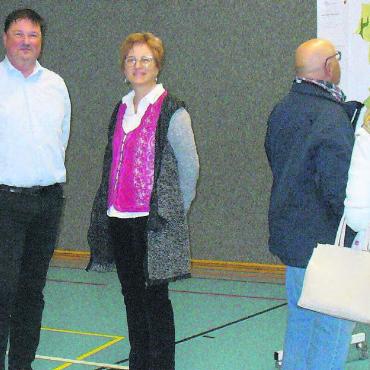 Planung für die Zukunft - Gemeinderat Michael Gutknecht (links) und Projektleiterin Gabriele Horvath (2. v. l.) stellten den Stand der BNO-Revision vor. Interessierte sehen sich die Pläne an. Bild: Alphonse Hauser