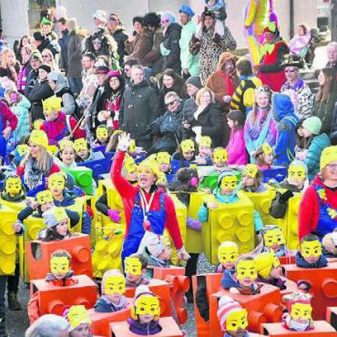 Kreativität und Lebensfreude - Im Schulhaus Kloster hat man sich für die Fasnacht mit bunten Bausteinen beschäftigt.