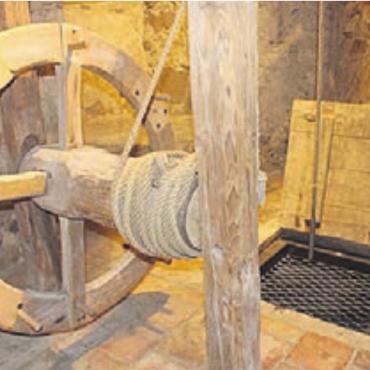 Hexenturmführungen - Die Gefangenen wurden einst an einem Seil in den feuchtkalten und stockdunklen Kerker versenkt. Bild: zg