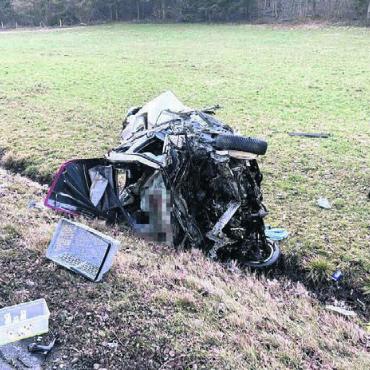 Unfall fordert zwei Tote - Die Kollision deformierte den Personenwagen stark. Für die zwei Insassen kam jede Hilfe zu spät. Bild: pz