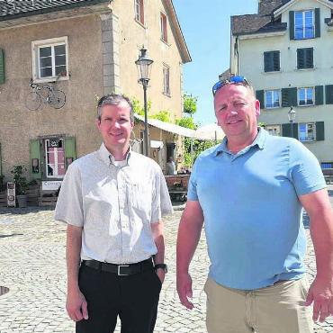 Saisonverlängerung gewünscht - Stefan Walder (links) und Stephan Troxler informieren über das Gassenreglemts. Bild: Roger Wetli