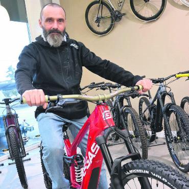 Vom Informatiker zum Supermech - Christian Böhler würde jedes Bike selber privat fahren, das er verkauft. Bild: Roger Wetli