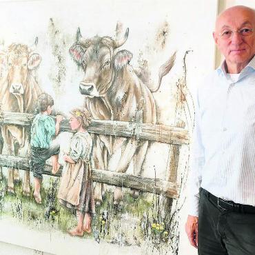 «Sie wird immer besser» - Pius Fischbach vor einem der neuen Gemälde «seiner» Appenzeller Künstlerin. Hier hat Carmela Inauen neben zwei stattlichen Kuhdamen auch zwei Kinder verewigt. Bild: Marco Huwyler