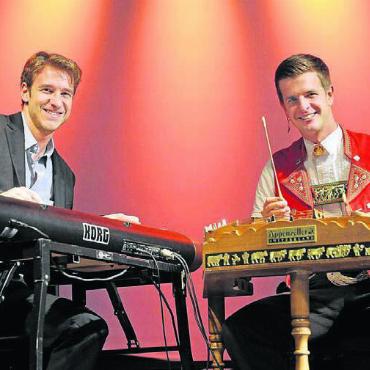 Die Vorfreude steigt - Elias Bernet (links) und Nicolas Senn werden eine stimmungsvolle Show liefern.