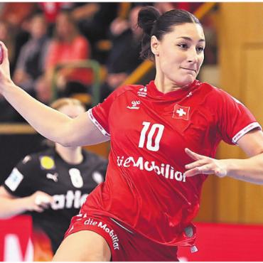 Freiämter Sportler des Jahres - DAPHNE GAUTSCHI (25)
MURI / RÂMNICU VÂLCEA
HANDBALL
Daphne Gautschi wagt den Sprung in eine europäische Top-Liga. Im Sommer wechselt die Rückraumspielerin zu Râmnicu Vâlcea nach Rumänien. Mit dem Schweizer Nationalteam feiert Gautschi erneut historische Erfolge. Einerseits die Qualifikation für die Europameisterschaft 2026, andererseits die erste Teilnahme an einer Weltmeisterschaft. Die Murianerin ist in der Nati eine der grössten Leistungsträgerinnen.