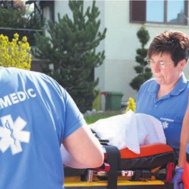 Mit Blaulicht durch das Freiamt - Die Intermedic-Mitarbeiter schieben eine Patientin in einen Rettungswagen, um sie ins Spital Muri zu fahren. Bild: rwi