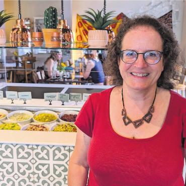 Wundersame Rettung - Claudia Onyeka hat gut lachen: Für das «Limalimón» fand sich doch noch eine Lösung. Und auch sie bleibt dem veganen Restaurant als Geschäftsführerin erhalten. Bild: Marco Huwyler