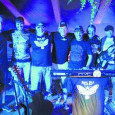 Zum Vereinsmenschen gewandelt - Alles hat angefangen mit dem Engagement der Band «Real Silk». Ein paar Jahre später trat diese nochmals auf – und posierte mit Marcel Forrer (Mitte). Bild: zg