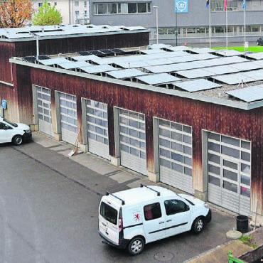 Nachhaltiger Strom für Eigenbedarf - Auf dem 300 Quadratmeter grossen Werkhofdach wurden 164 Photovoltaikmodule installiert. Bild: rwi