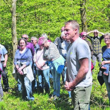 Vom Nadelwald zur Naturvielfalt - Förster Urs Huber wusste am Waldumgang in Jonen Wissenswertes zu erzählen. Bild: Thomas Stöckli