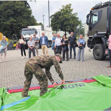 «Menschen – nicht Uniformen» - Seine Armeeeinheit erzählte den Bremgarter Gewerblern beispielsweise, wie man sich gegen Hochwasser wappnet. Bilder: Marco Huwyler