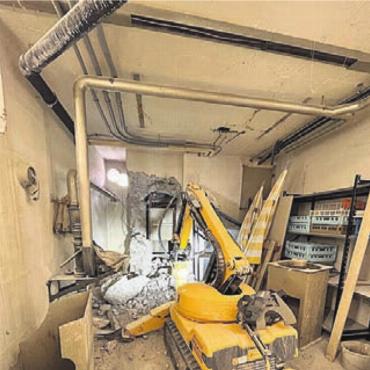 Neues Leben in alten Mauern - Achtung, Spezialbagger im Einsatz.