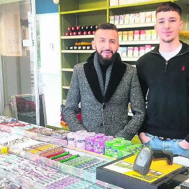 Kiosk auch für Generation Tiktok - Sylejmann Zogaj ist neuer Pächter des Obertor-Kiosks. Sohn Aldrin steht künftig hinter dem Tresen. Bild: Marco Huwyler