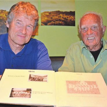 Von Cervelatsalat und Lorbeerkranz - Thomas Koller, Präsident Turn- und Sportverein Berikon (links), und sein Onkel Max Ackermann blicken auf die Anfänge des Vereins zurück. Vor 80 Jahren wurde der Turnverein gegründet. So lange ist Ackermann schon Mitglied. Bilder: Sabrina Salm / zg