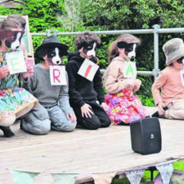 Aufbruch in die Zukunft - Legten sich richtig ins Zeug: Die «Hundeschule» wird von der Bremgarter Primar inszeniert. Bild: gsp