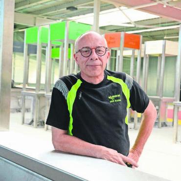 Neue Massstäbe gesetzt - Im Oktober 2022 fand der Spatenstich statt, jetzt wird die neue Sammelstelle endlich eröffnet. Thomas Römer freut sich, dass er seine Ideen umsetzen konnte. Auch wenn ihn das Projekt viele schlaflose Nächte gekostet hat. Bild: Chregi Hansen