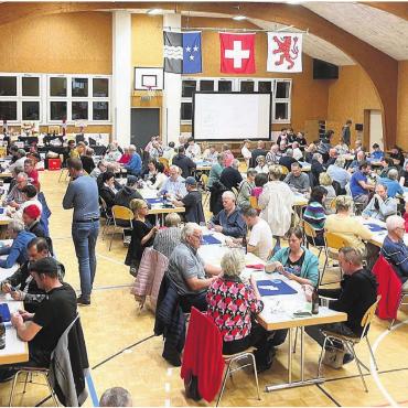 Neuer Jasskönig gesucht - Der Reussbrückesaal wird auch 2025 wieder für einen Abend zur grossen Bremgarter Jassarena. Bilder: zg