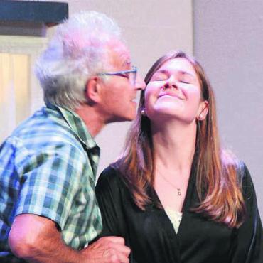 Viele Ausreden in Lunkhofen - Ein Kuss vom Himbeertörtli: Hans Rieger (Pius Etterlin) und Lilly (Stephanie Bucher).