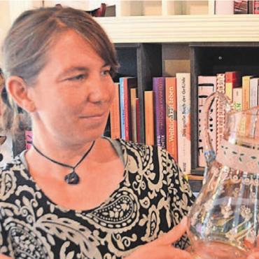 Zweites Leben für alte Produkte - Die Brocki-Fi-Gö-Betreiberin schätzt den Wert dieses 100-jährigen Wasserkrugs. Bild: rwi