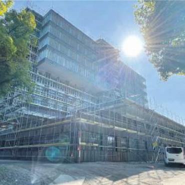 An der Qualität nicht sparen - Die Baubranche boomt – auch in Bremgarten können sich die Unternehmen nicht über die Auftragslage beklagen (hier exemplarisch die Grossbaustelle der St. Josef-Stiftung). Ansonsten haben viele Menschen mit den hohen Preisen zu kämpfen. Bild: Josip Lasic