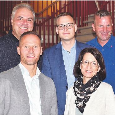 Ammann bleibt weiblich - Sie stehen ab nächstem Jahr der Gemeinde vor: (vorne links) Patrick Stangl, Petra Oggenfuss, (hinten von links) Stefan Bieri, Yves Blülle und Roland Koller. Bild: Erika Obrist
