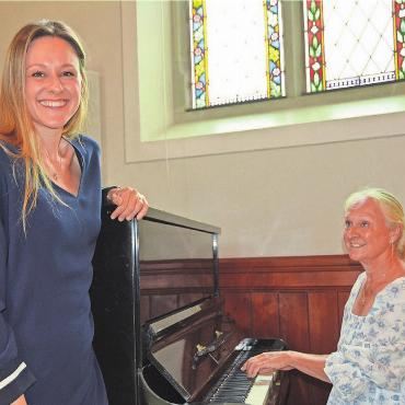 Kleines Geschenk für die Pfarrei - Anja Haeseli (links) mit ihrer Mutter Marianne Buzek, nachdem sie den Gottesdienst in Bremgarten mitgestaltet haben. Bild: Sabrina Salm