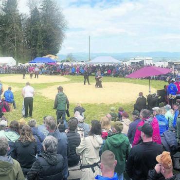 Würdige Namen am Jubiläum - Das Wetter erschien am Morgen noch etwas wechselhaft, hielt aber den ganzen Tag und lockte insgesamt 1600 Zuschauer ans Schwingfest. Bilder: Josip Lasic (3), Stefan Sprenger (2)
