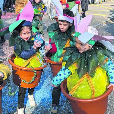 Fantastisches Städtli - Bereits die «Kinder-Gärtler» gingen mit grossem Eifer zur Sache.