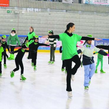 Fit für Wettkampf und Eisdisco - Der Nachwuchs des EC Wohlen trat beim letztjährigen Schaulaufen als «Schnappi, das kleine Krokodil» auf. Das Schaulaufen ist einer der Jahreshöhepunkte für den Verein und wird wieder den Abschluss der Saison bilden. Bild: zg