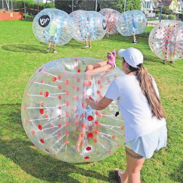 Das Dorf, in dem man sich hilft - «Zunderobsi» beim Bubble-Fussball der Jugendarbeit.