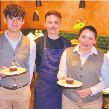 Mit den Gästen im Dialog - Sie freuen sich, im «Ochsen» zu verwöhnen, von links: Sabrina Frass (Leiterin Restaurationen), Samuel Sidabutar (Service), Cedric Campera (Souschef «Ochsen»), Jasmin Oswald (Service) und Francis Collin (Küchenchef «Caspar»). Bilder: Thomas Stöckli