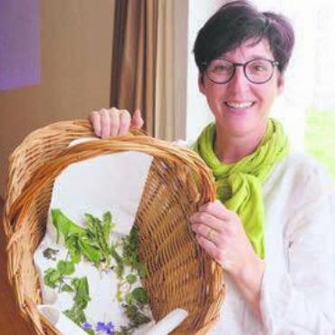 Mehr über Wildkräuter erfahren - Franziska Schüpbach referiert in der Bibliothek über Wildkräuter. Bild: Archiv