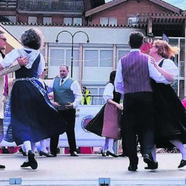 Premieren und Premieren - Die Volkstanzgruppe Eggenwil zeigte ihr Können dieses Jahr am Folklore-Festival in Zermatt. Bild: zg / Roger Wetli