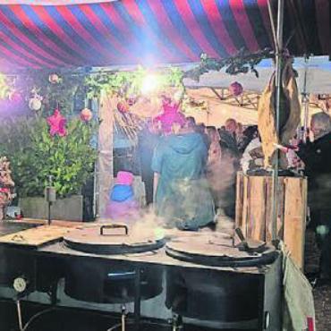 Marroni und Alphornklänge - Die Gäste genossen das gemütliche Beisammensein bei Marroni, Glühwein, Apfelpunsch und guten Gesprächen. Bild: zg